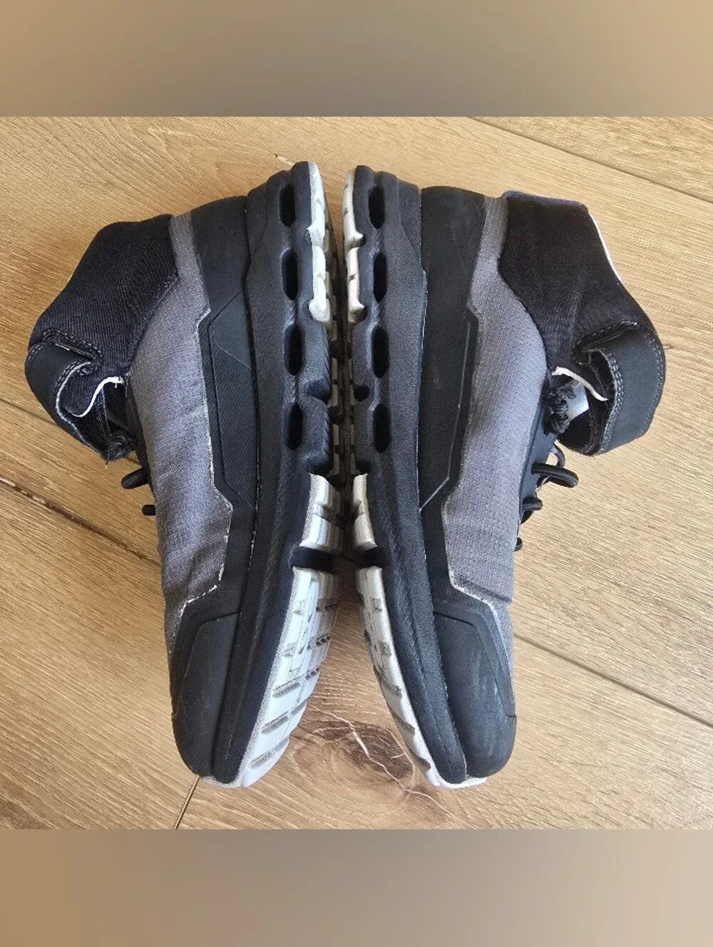 On Cloud Clouds Running Cloudhero Mid Waterproof Kids Shoes Size 3 Gray Black